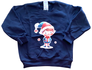Dunkelblauer Pullover mit einem cartoonhaften Jungen in einer Weihnachtsmütze.