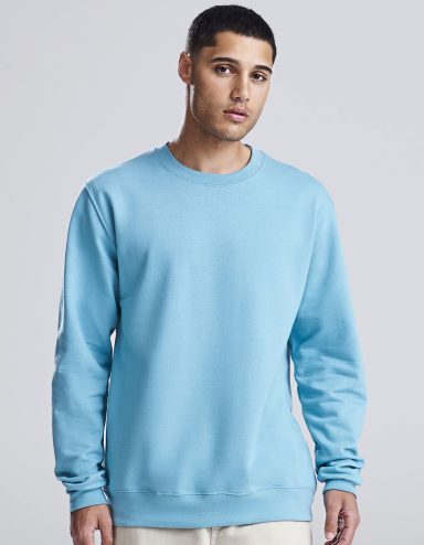 Mann trägt einen hellblauen Sweatshirt vor einem neutralen Hintergrund.