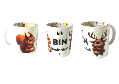 Tassen mit Comic-Tieren und Sprüchen über Motto und Identität.