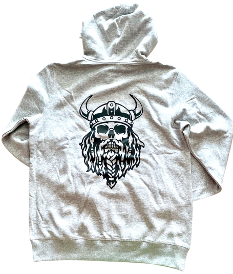 Graue Kapuzenjacke mit einem schwarzen Viking-Kopf-Design auf der Rückseite.