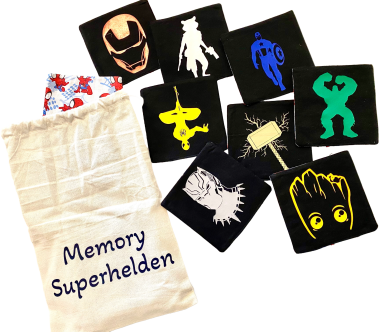 Memoryspiel mit Superhelden-Karten in verschiedenen Farben und einem Stoffbeutel.