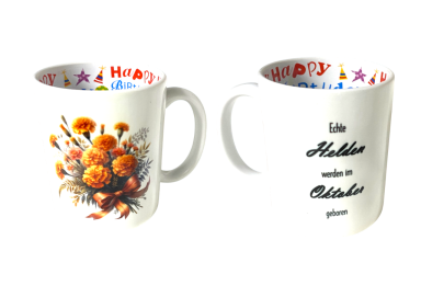 Tasse mit orangefarbenen Blumen und dem Schriftzug „Happy“ innen.