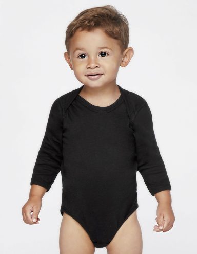 Kleines Kind mit braunen Haaren in einem schwarzen Langarmbodysuit.