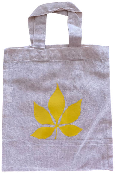 "Kastanienblatt" Eine helle Tasche mit einem gelben Blattmuster.
