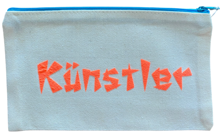 Graue Tasche mit blauem Reißverschluss und orangefarbener Aufschrift "Künstler".