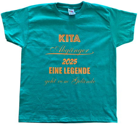 Grünes T-Shirt mit goldener Schrift: "KITA - 2025 EINE LEGENDE."