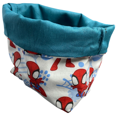 Stoffbeutel mit Spiderman-Muster und blauem Umschlag.