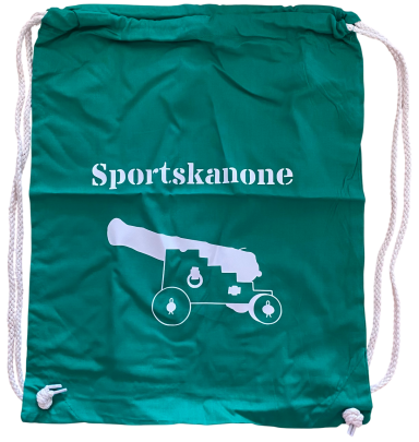 Grüner Turnbeutel mit der Aufschrift "Sportskanone" und einem Kanonenelement.
