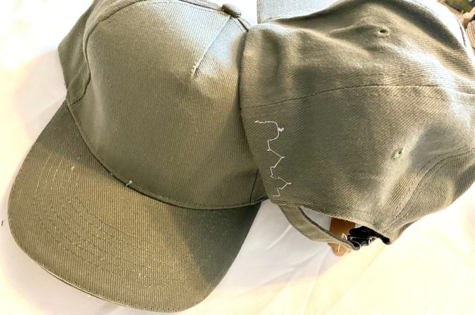 Olivgrüner Baseballcap mit verstellbarem Verschluss auf der Rückseite.