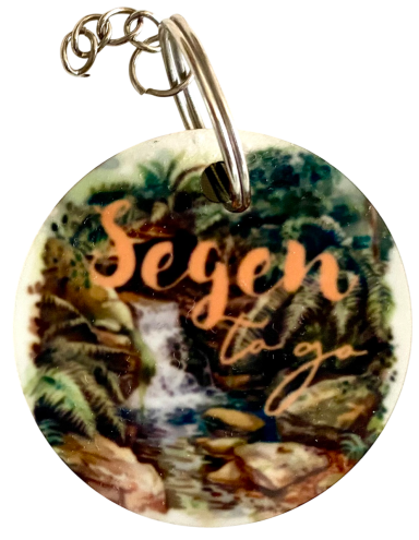 Ein runder Anhänger mit einer Abbildung von Wasserfall und dem Schriftzug "Segen to go".